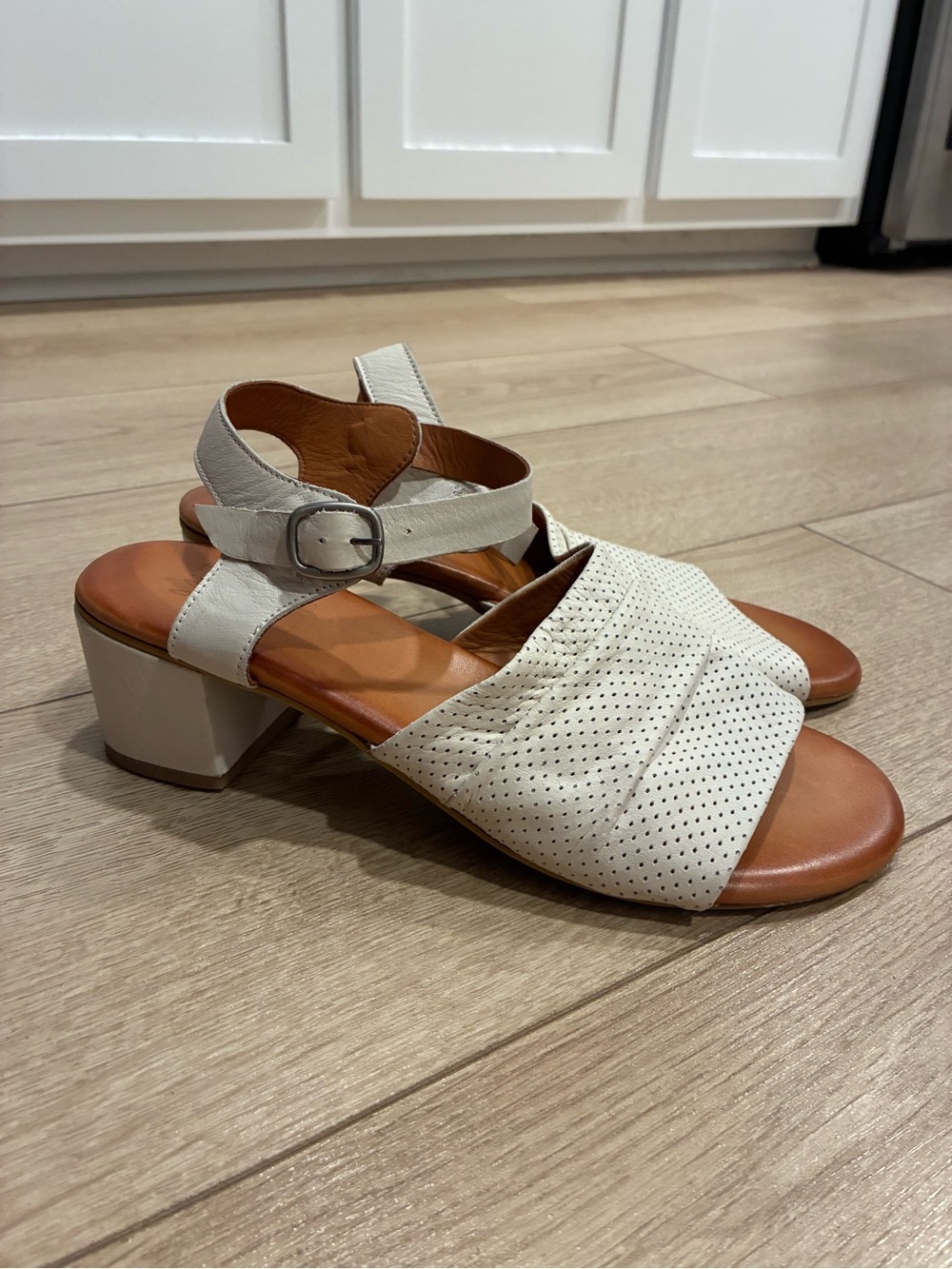 Miz Mooz Women’s Raine Leather Perforated Heeled Sandal Size 40/9-9.5 US